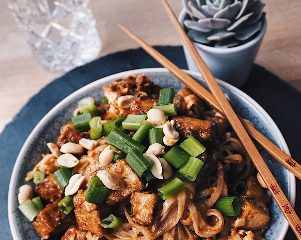 Sesamnudeln mit knusprigem Tofu - #madebyluderchris.de