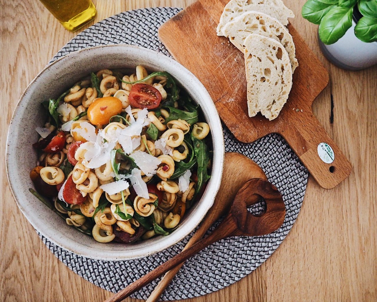 Sommerlicher Nudelsalat mit Tomaten und Rucola - #madebyluderchris.de Sommerlicher Nudelsalat mit Tomaten und Rucola - #madebyluderchris.de